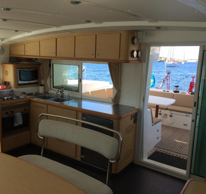 Arena Catamaran Cocina kitchen